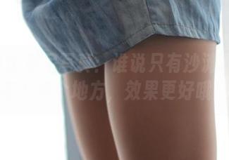 ROSI比基尼写真：谁说只有沙滩才能分享？换个地方，效果更好哦！