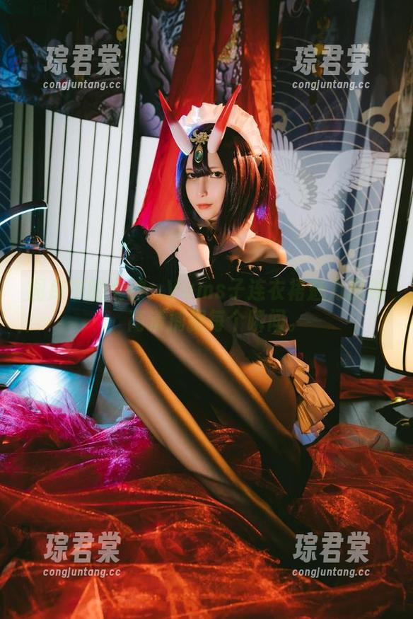 图库中的女神：Vams子连衣裙魅力四射，高清捕捉每个瞬间。-琮君棠