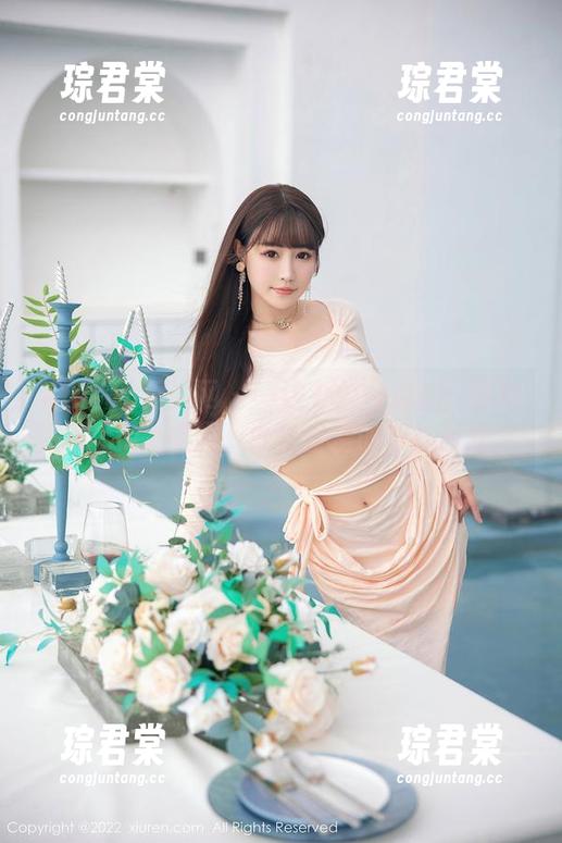 Xiuren秀人网 - 一边办公一边美：陈怡曼coco原图，办公室里的奇妙时光-琮君棠