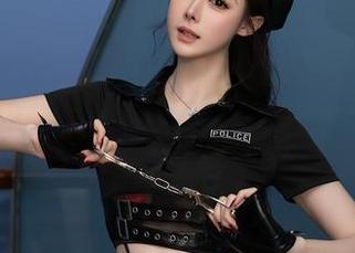 Xiuren秀人网 - 风景尤美的校服写真：别让书桌压得太低，偶尔也要透透气