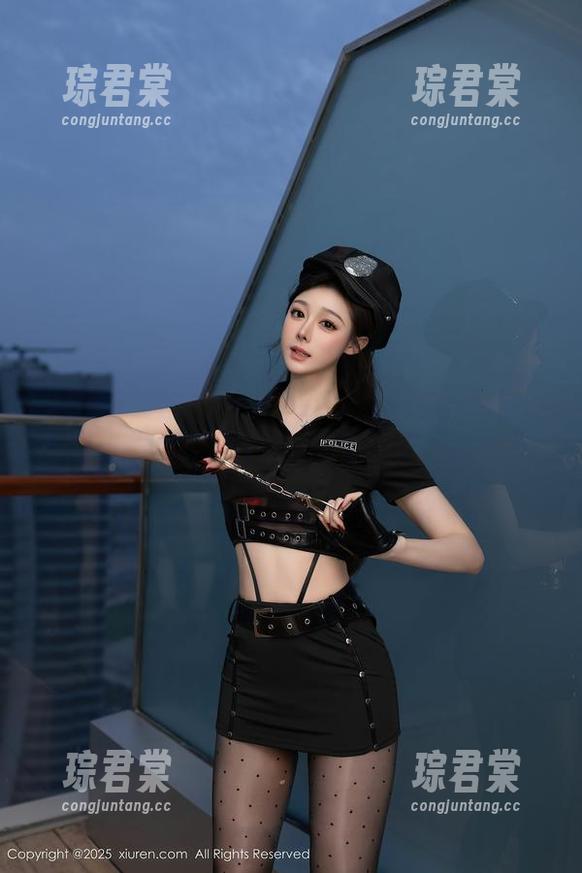 Xiuren秀人网 - 风景尤美的校服写真：别让书桌压得太低，偶尔也要透透气-琮君棠