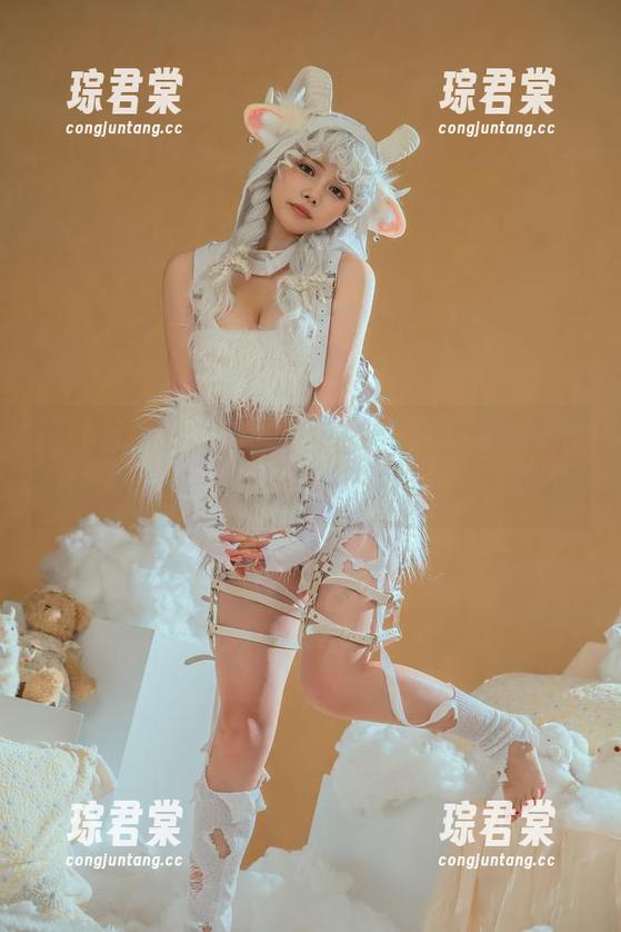 探秘七月喵子的黑丝JK作品合集，有点暧昧，有点心动！-琮君棠