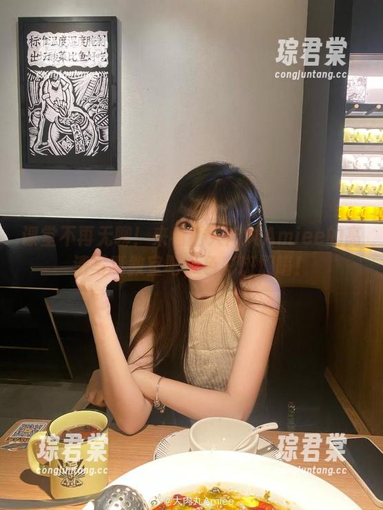 课堂不再无聊！来看看大肉丸Amiee的高清写真教室吧，色彩斑斓唷！-琮君棠
