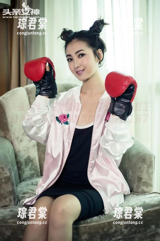 头条女神 - 王竹的秘书：不仅仅是被打工的角色，写真作品集里的自己仿佛打开了新世界！-琮君棠