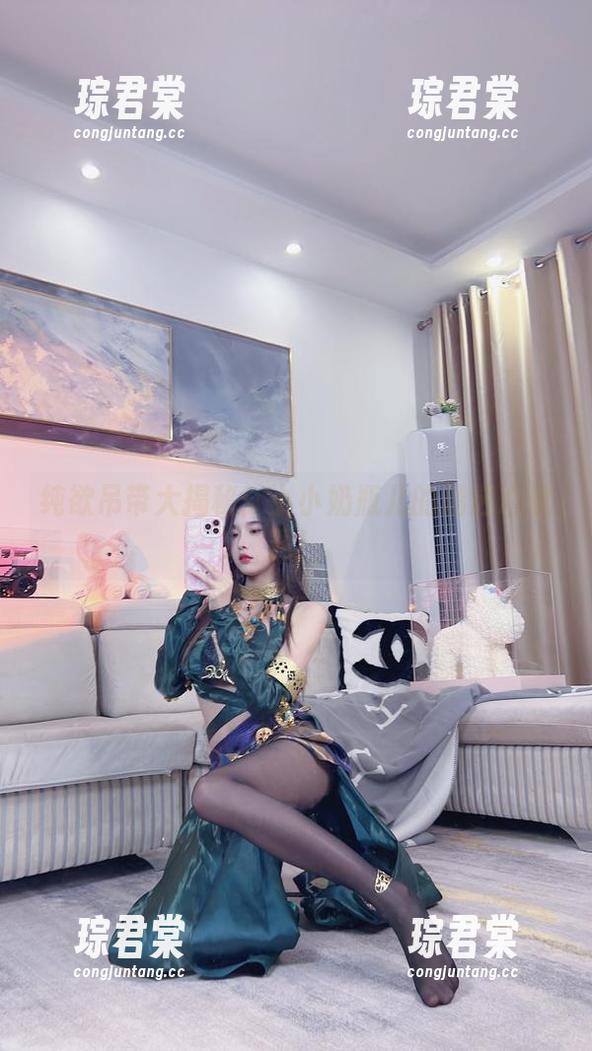 纯欲吊带大揭秘：小小奶瓶儿的精选心机图！-琮君棠