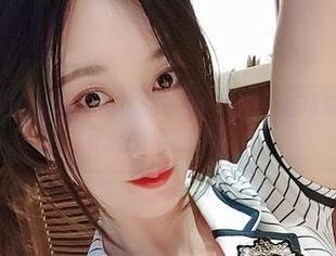微密圈 - 想看小玉吃果冻的长腿？看了之后可能会觉得腿比我的梦想还长！