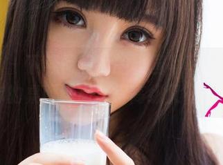 尤果网 - 下载何曼丽的校园写真，保证让你的桌面瞬间变得高级又有趣！
