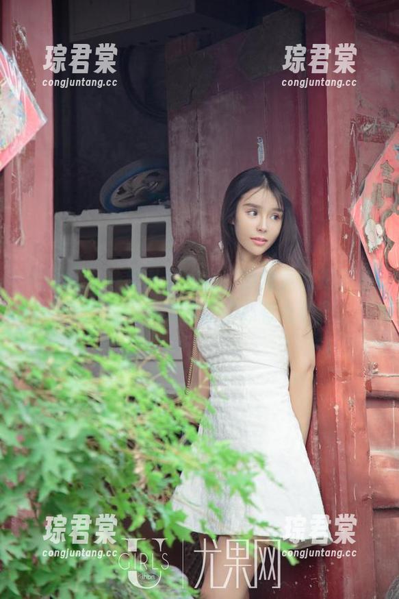 尤果网 - 一组私房图集，黑丝竟然把萌神妹妹映衬得如此惊艳，心有点小鹿。-琮君棠