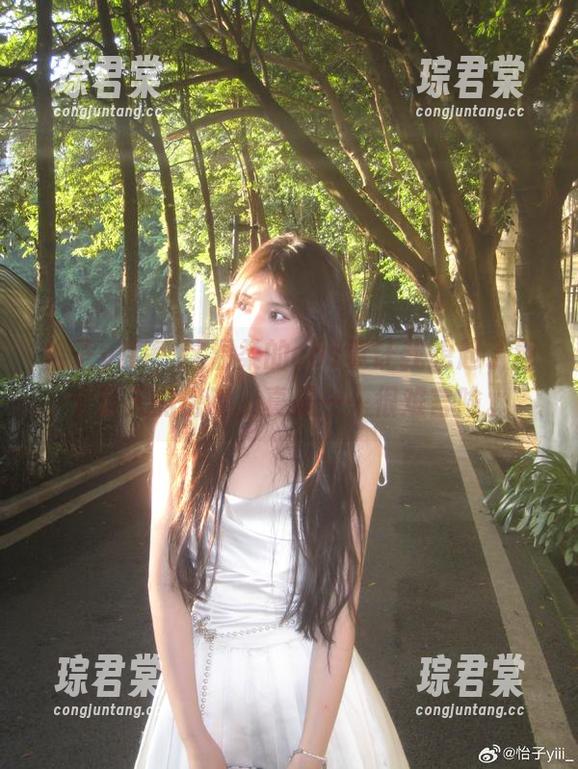 怡子yiii，这温柔的cos竟让我想起了那个夏天的傍晚，真是……很难言喻。-琮君棠