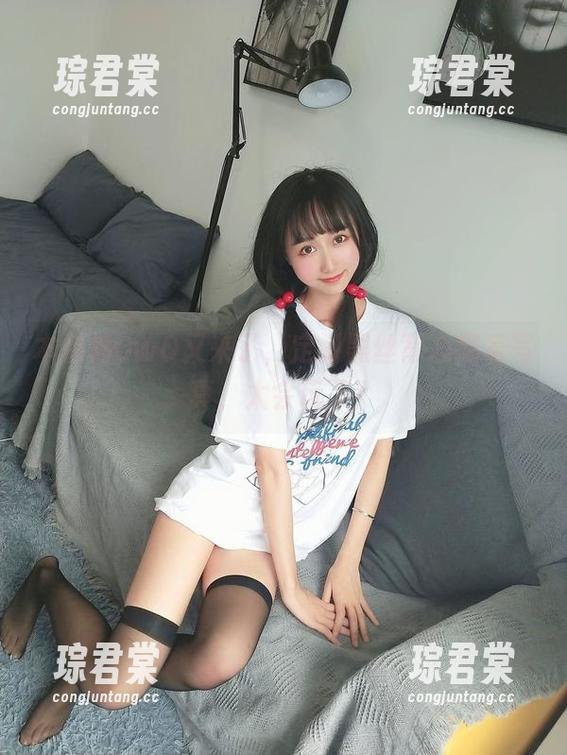 木棉棉OwO又来了，定制黑丝背心居家写真，太会玩了！-琮君棠