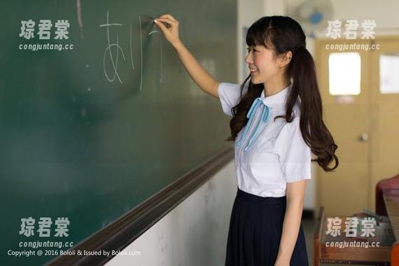 波萝社 - 王语纯最新JK制服，图包里的每张美图都透着点小心机-琮君棠