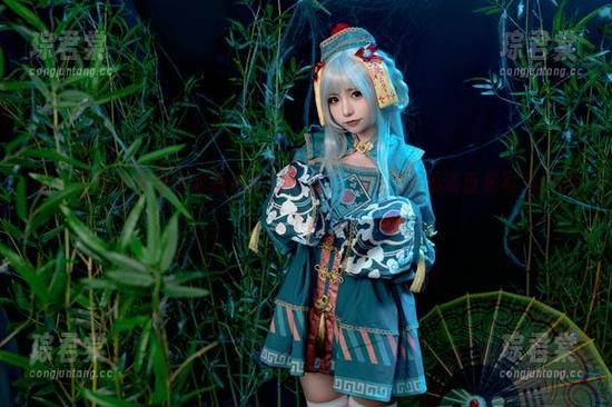 看！爆机少女喵小吉在瑜伽垫上优雅如猫，画面简直是写真界的艺术品！-琮君棠