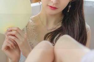 让人眼前一亮，王羽杉黑色吊带的免费美图，谁能抵挡？
