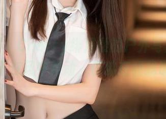 秀人网 - Cherry绯月樱的户外写真：她的裙子在风中舞动，仿佛在和我说话！