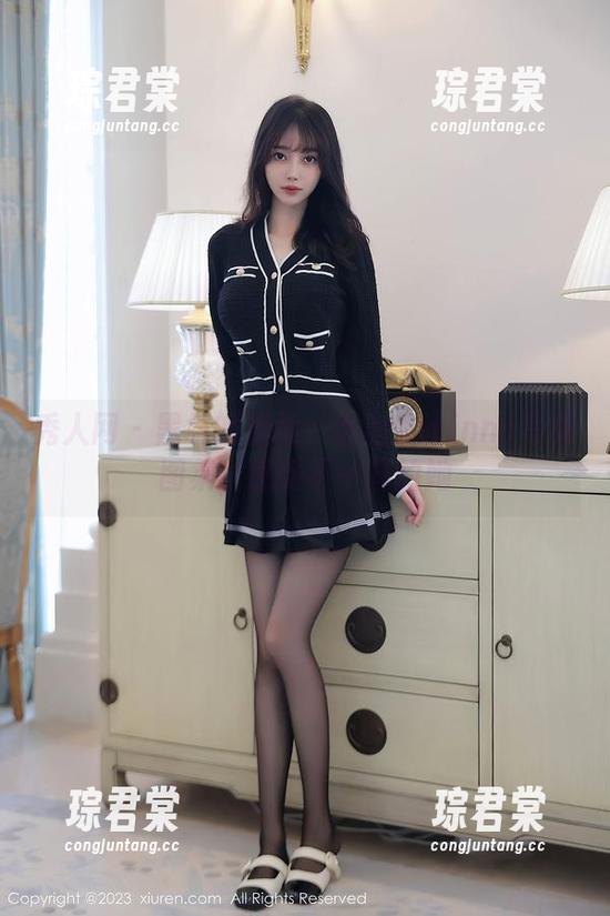 秀人网 - 黑色的温柔：小泡芙winna写真图集，感受不一样的她-琮君棠