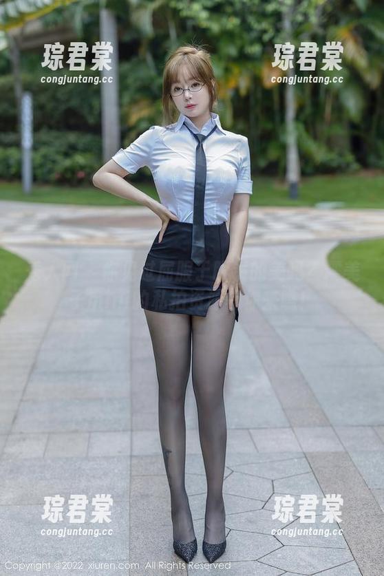 秀人网 - 你见过屈服于眼镜的美吗？糯美子mini的私拍资源等你来瞧！-琮君棠