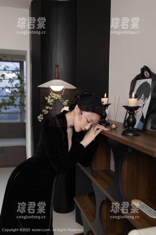 秀人网 - 邹晶晶女王穿上棉袜，就是壁纸界的绝美风景线！-琮君棠