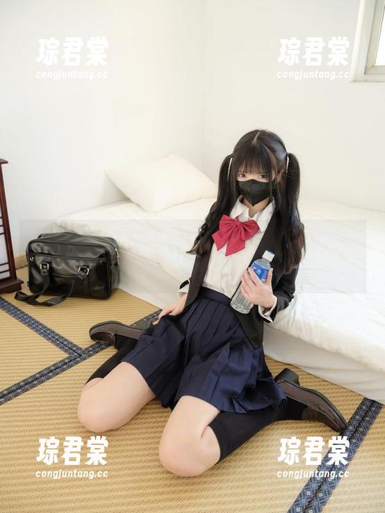 紧急企划 - 一只喵喵梓的车内白丝套图，记得给下载留个背景音乐-琮君棠