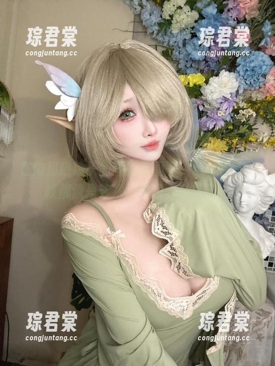 在肉扣热热子的睡衣包围下，cos的每一帧都像是艺术，美图太软妹了。-琮君棠