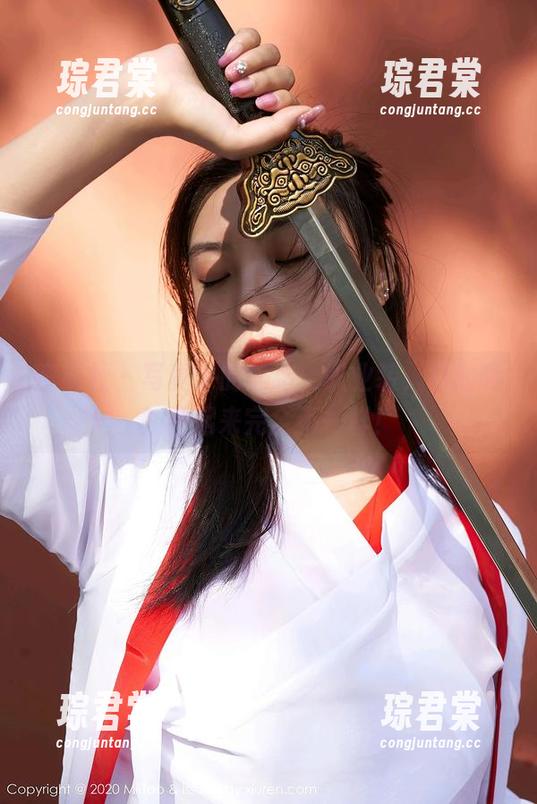 蜜桃社 - 写真中的美绪：职业装，真的吗？看起来完全不一样！-琮君棠