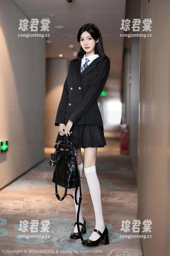 语画界 - 最新！言沫居家写真，打破了‘家里只是一件脏衣服’的魔咒！-琮君棠