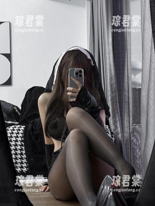 看！阿薰kaOri在学姐礼服+内衣的世界里，是不是如梦似幻？-琮君棠
