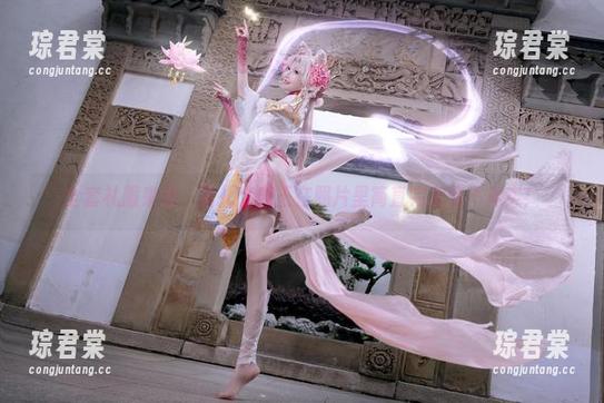 全套礼服来袭，露儿大魔王在照片里简直完美到不真实！-琮君棠