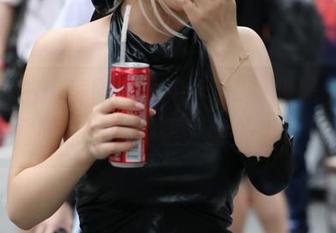 魔镜街拍：美图图集中，OL制服黑丝让心跳加速，这真是个意外发现！