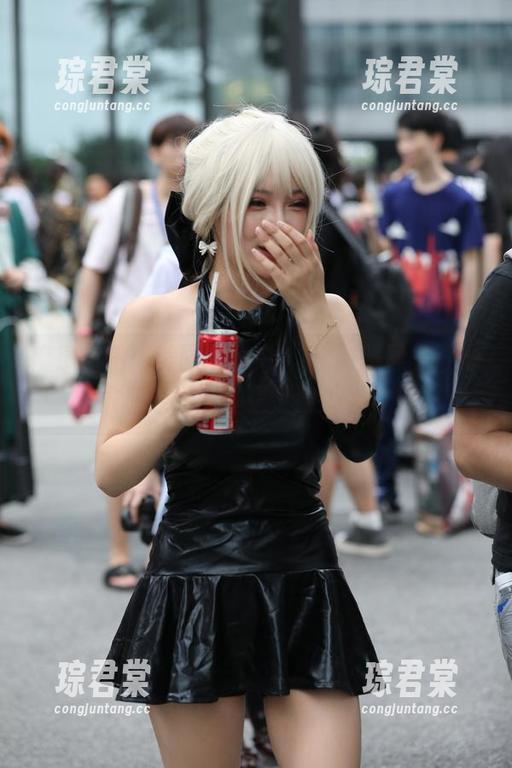 魔镜街拍：美图图集中，OL制服黑丝让心跳加速，这真是个意外发现！-琮君棠